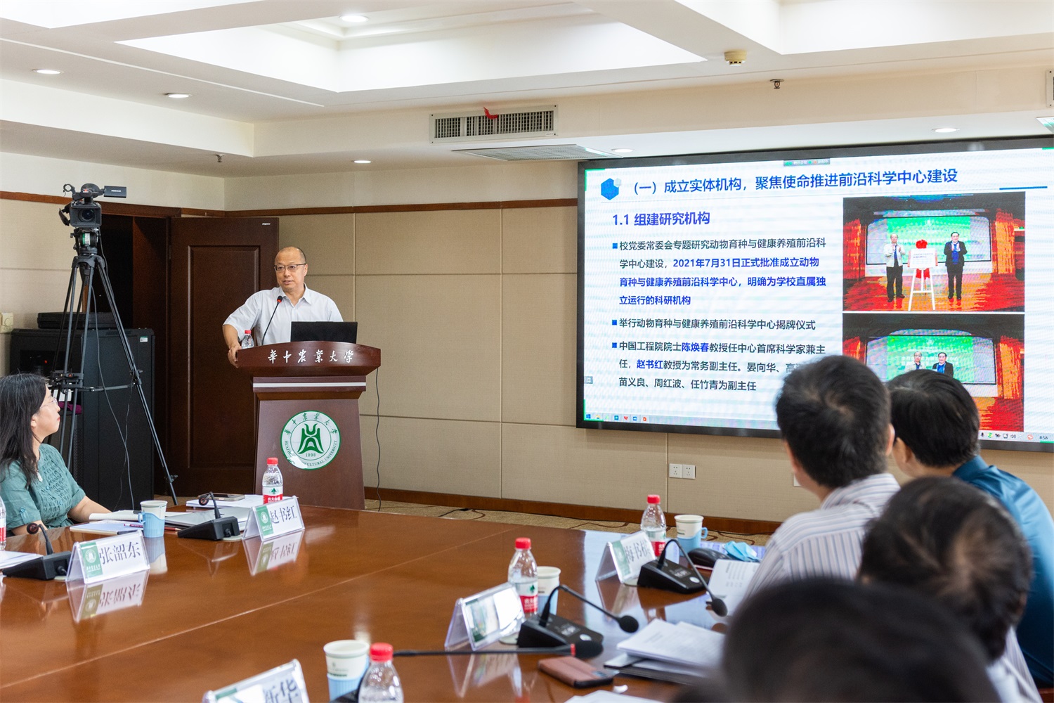 李召虎汇报建设推进情况（记者 彭雨格 摄）