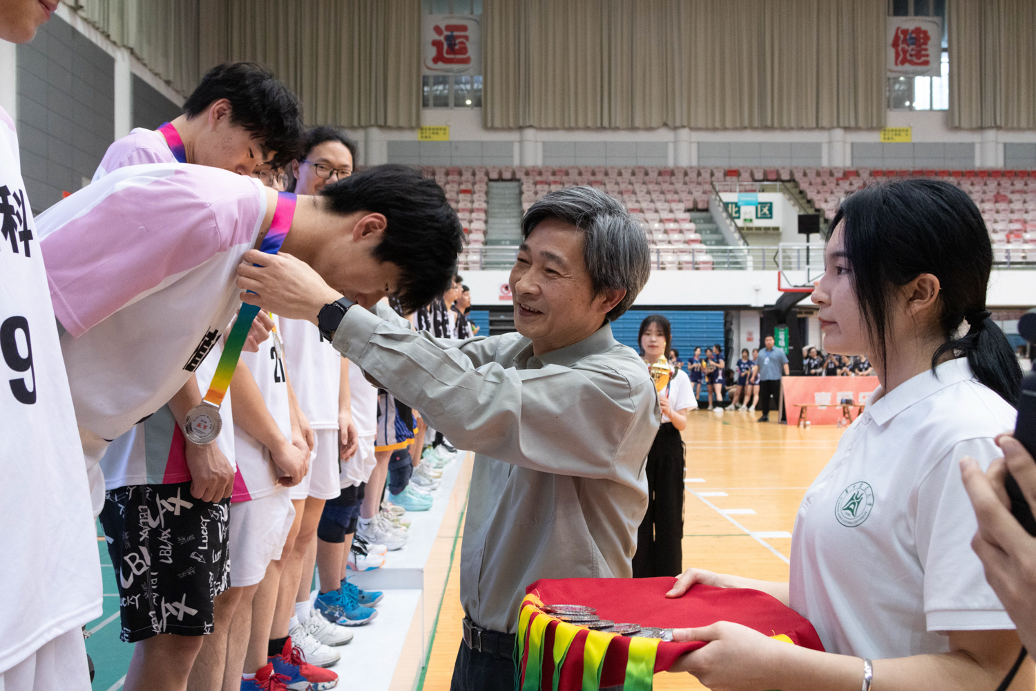 公司党委书记高翅为植物科学技术学院男排队员颁奖（学通社记者 魏雨城 摄）