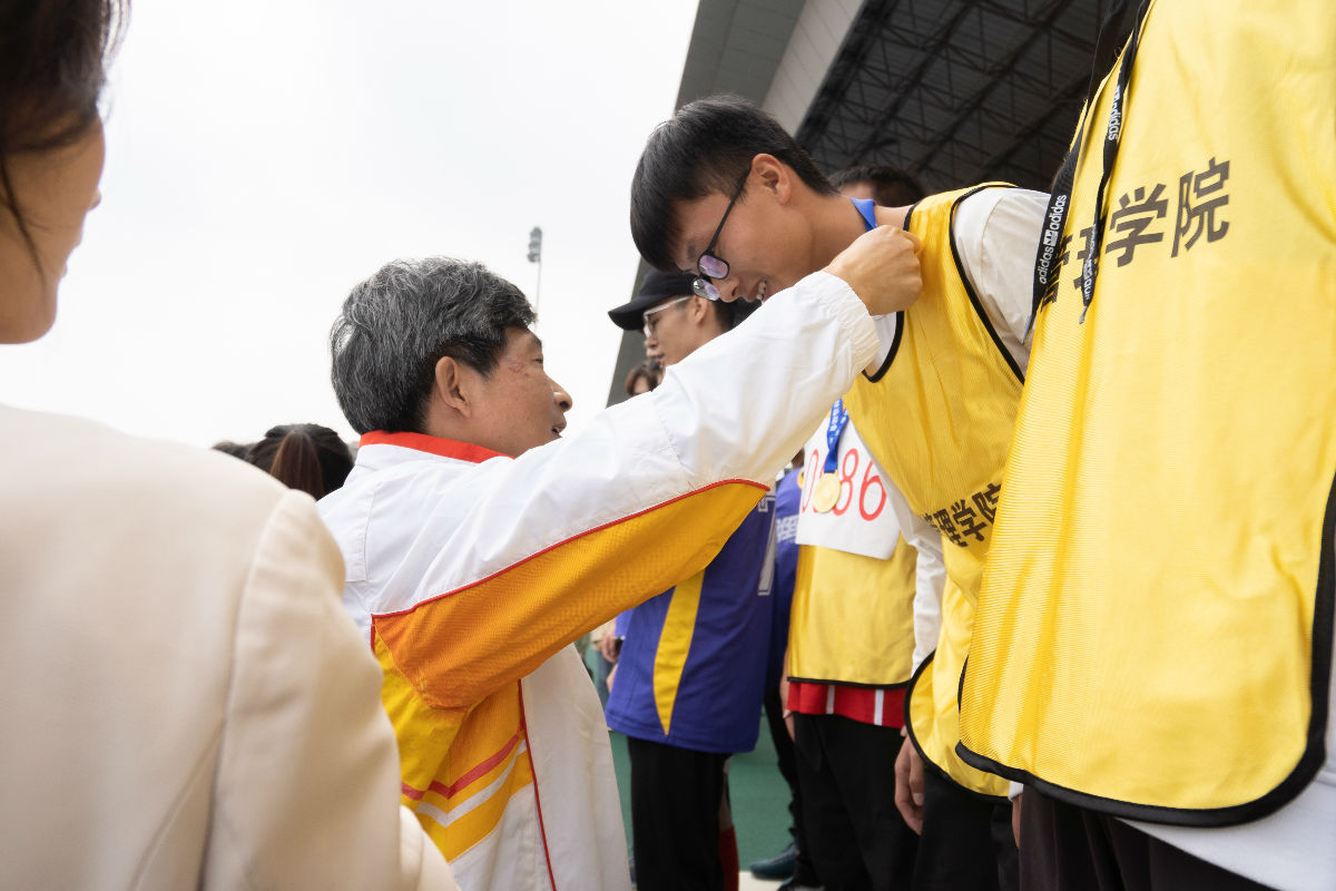 公司党委书记高翅为“同舟共济”获奖队伍颁奖（学通社记者 刘博文 摄）